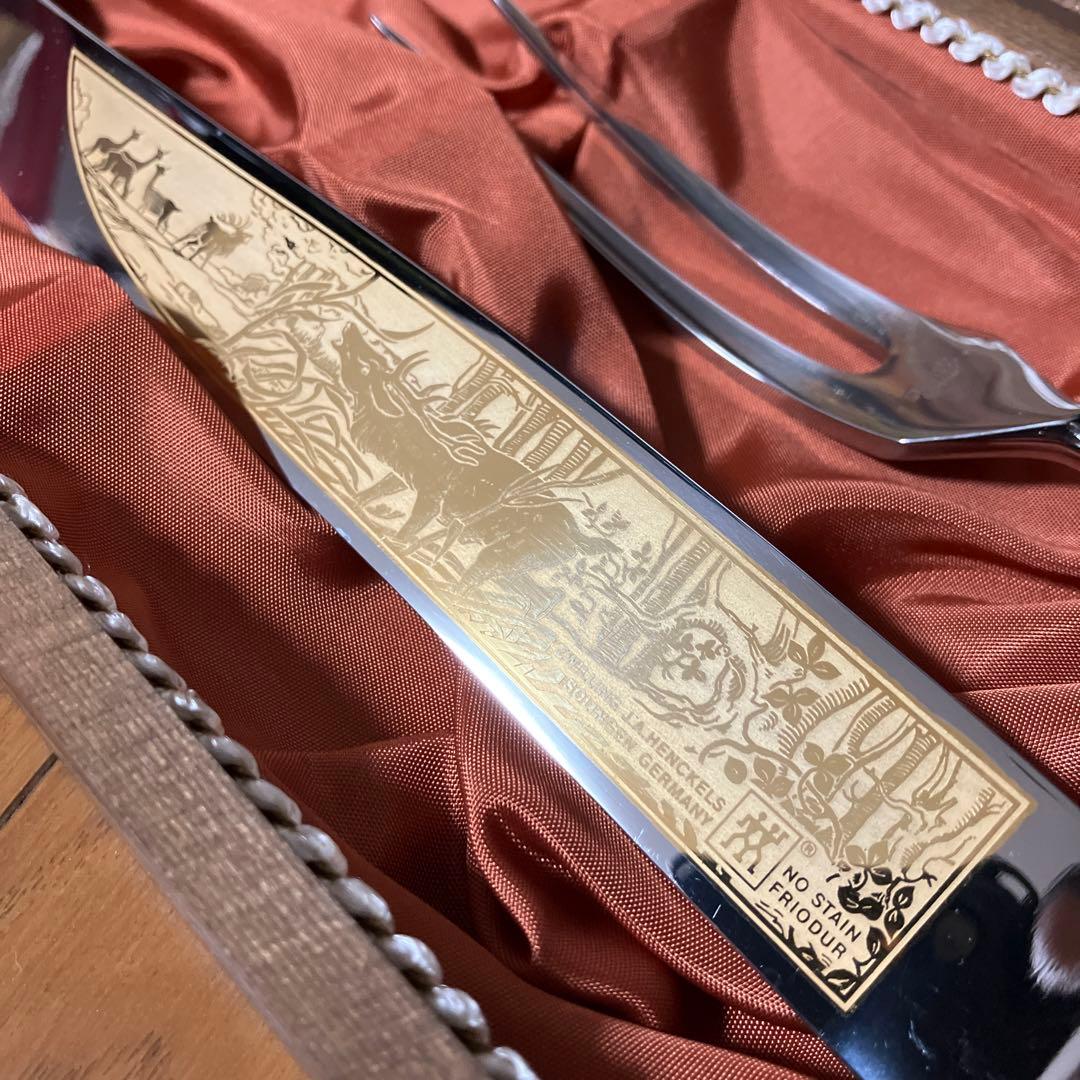 ゾーリンゲンの鹿柄カービングナイフ&フォークセット