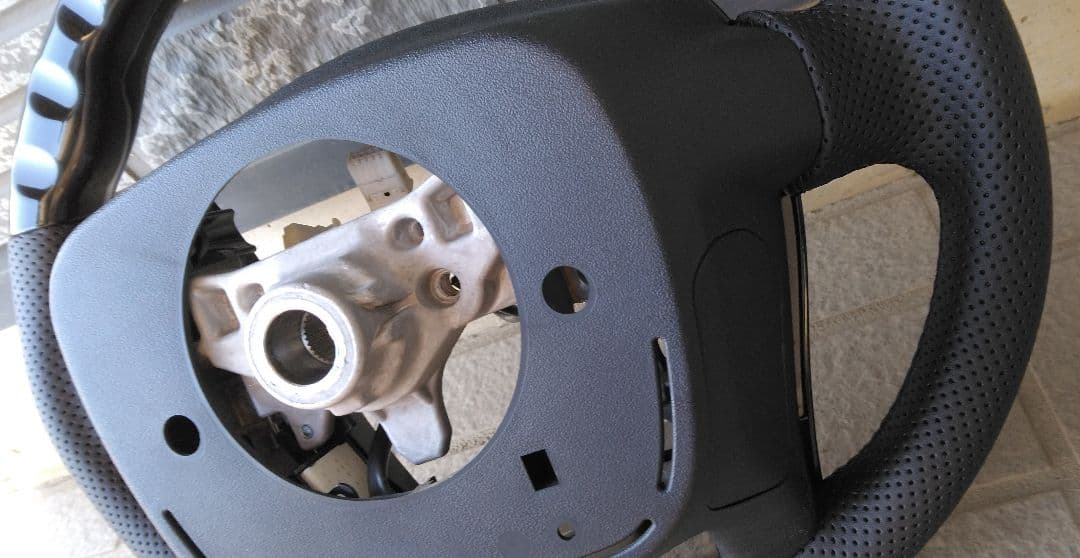 トヨタ アクア NHP10 社外ハンドル ピアノブラック パンチングレザー 美品