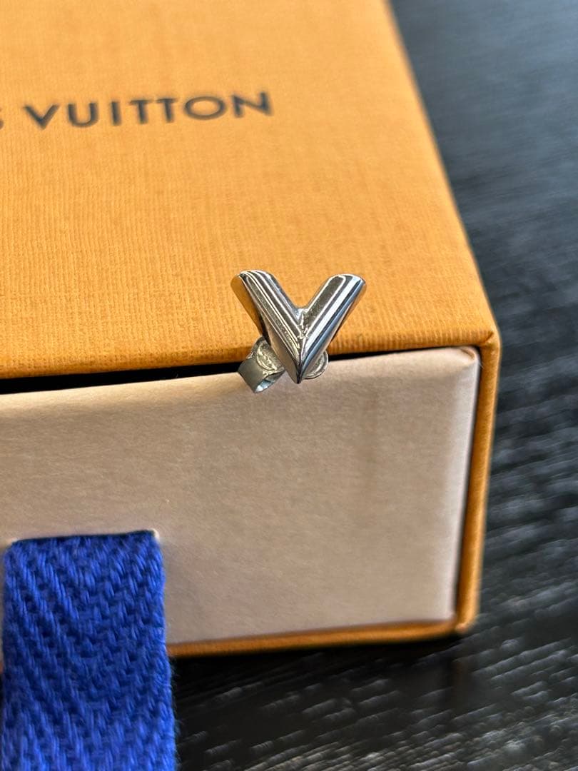 片耳のみ ルイヴィトン エセンシャルV スタッズ ピアス シルバー