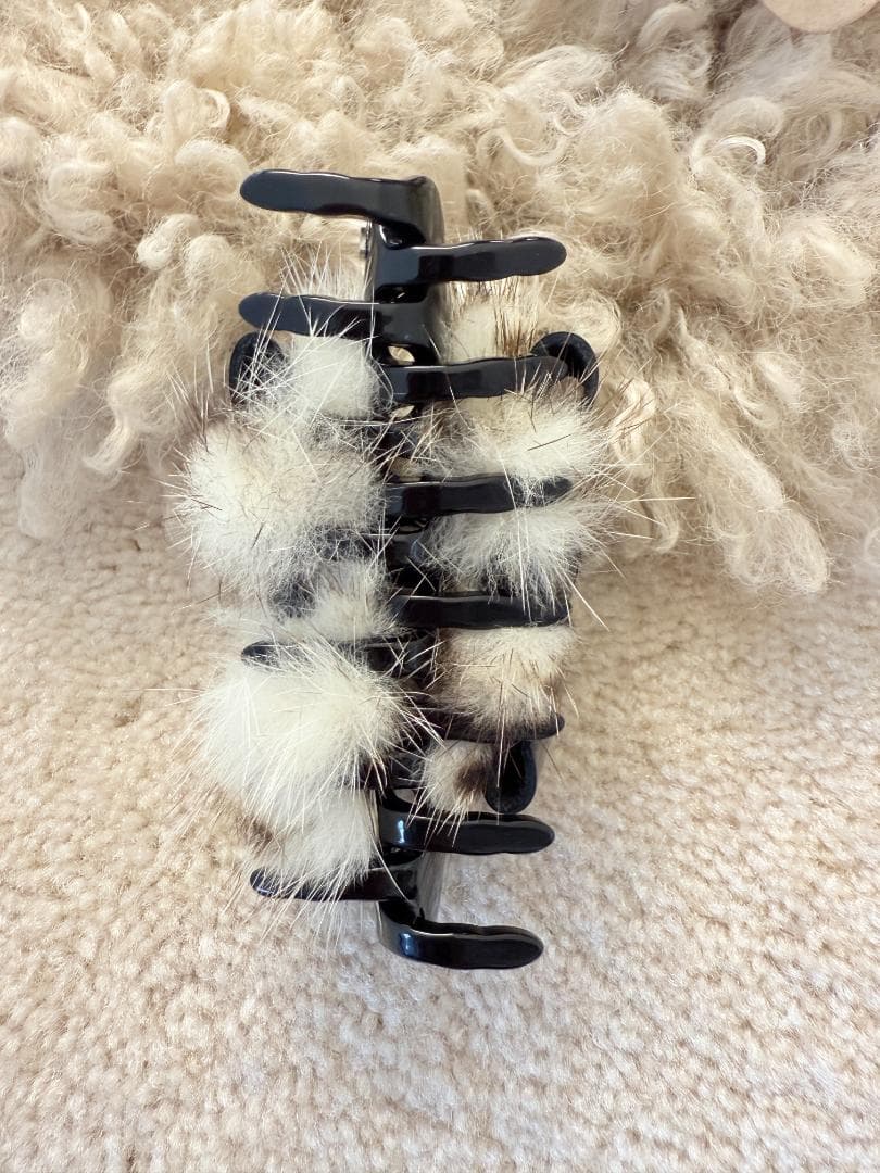 アレクサンドル ドゥ パリ　白黒ファー付き　リボンクリップ　スワロフスキー