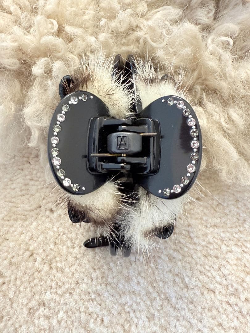 アレクサンドル ドゥ パリ　白黒ファー付き　リボンクリップ　スワロフスキー