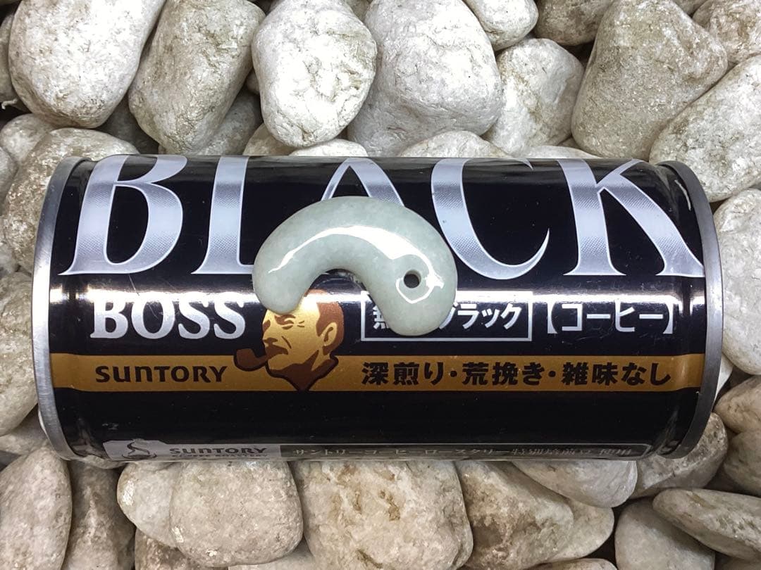 ✳浮かぶ氷紋様‼️　アイスジェイド　吉祥開運*糸魚川翡翠勾玉　お守りに　鑑別書付‼️