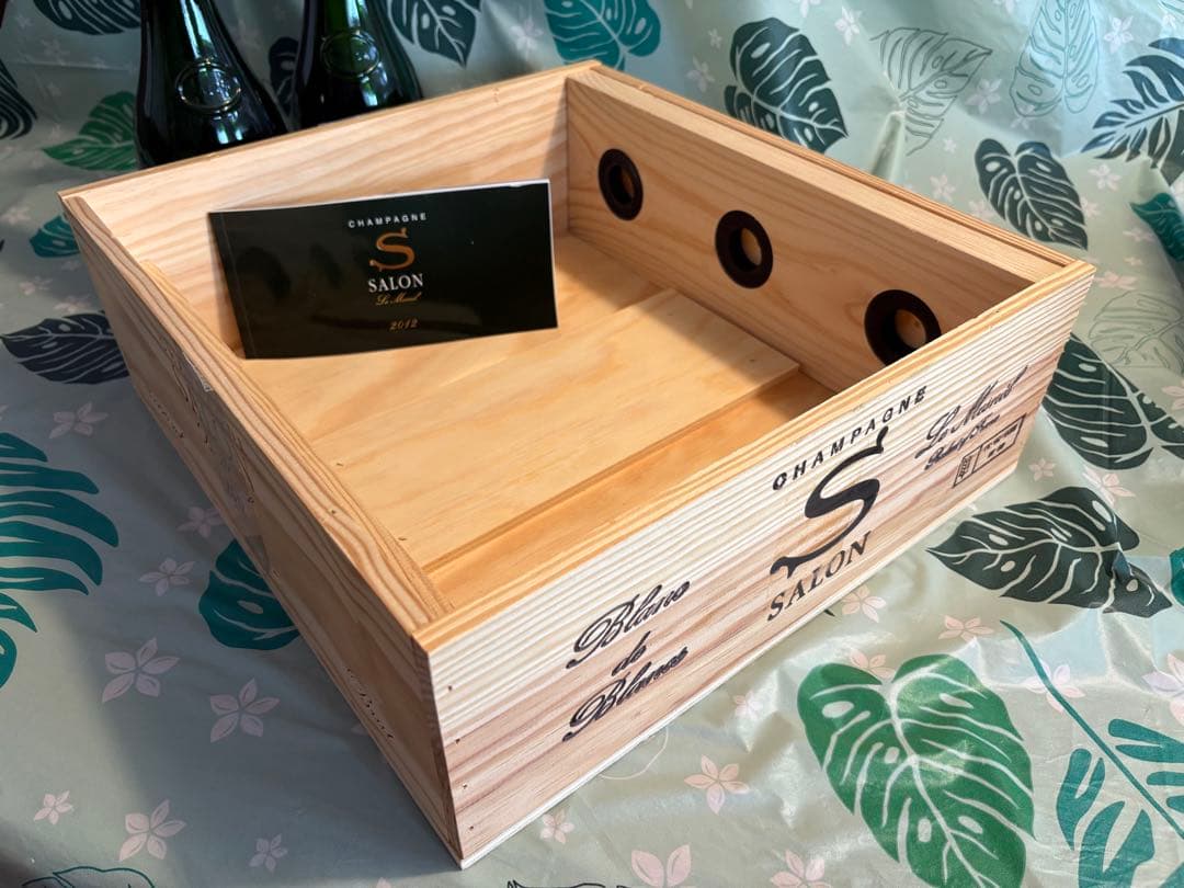 高級シャンパン・サロン2012の空き瓶２本➕３本用専用木箱のセット。