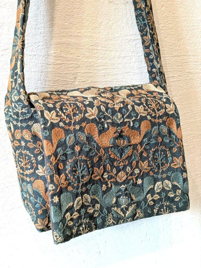 点と線模様製作所　リスノモリ刺繍ショルダーバッグ
