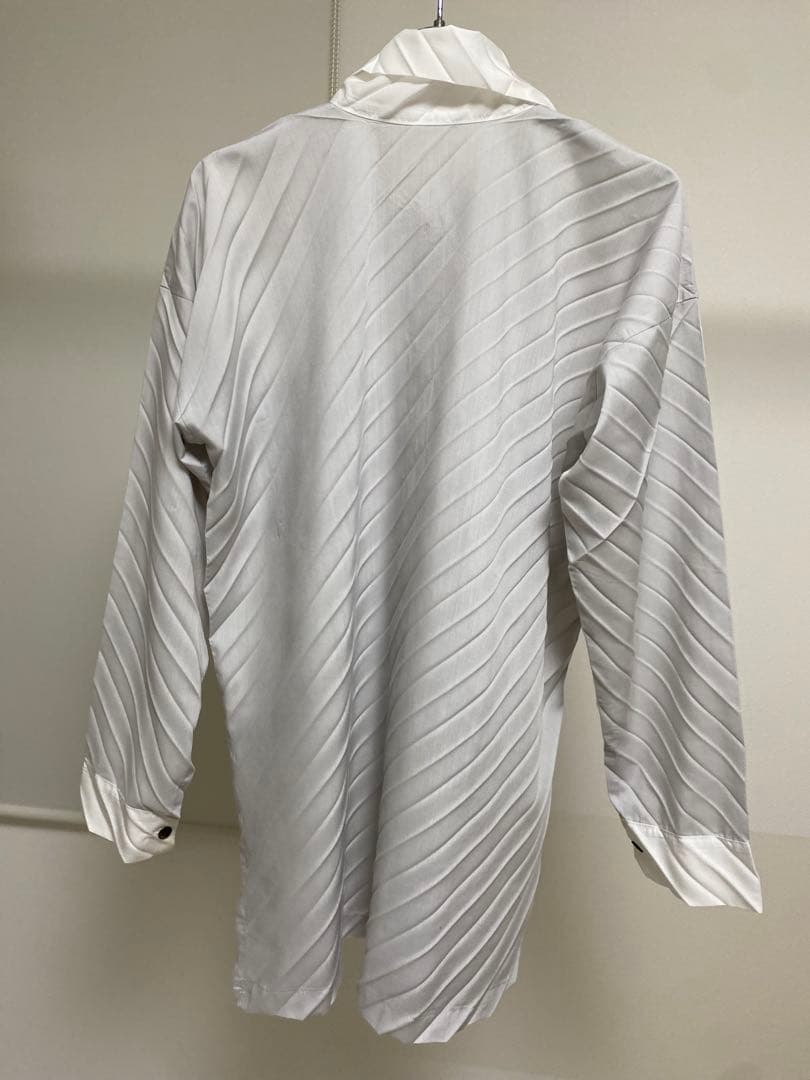 me by ISSEY MIYAKE 斜めプリーツシャツ スリット 白 長袖