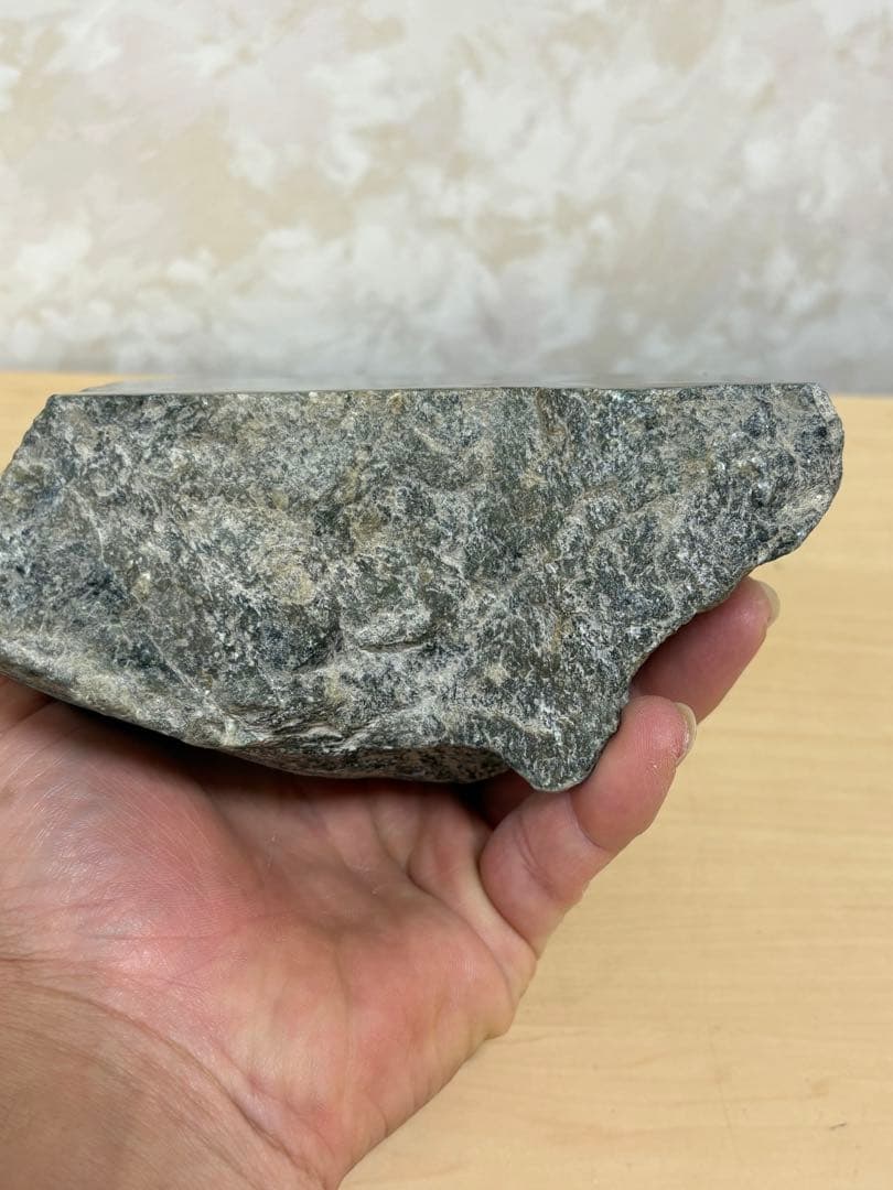 ミャンマー産天然本翡翠原石2748g 1面カット磨き済み 大迫力のお品