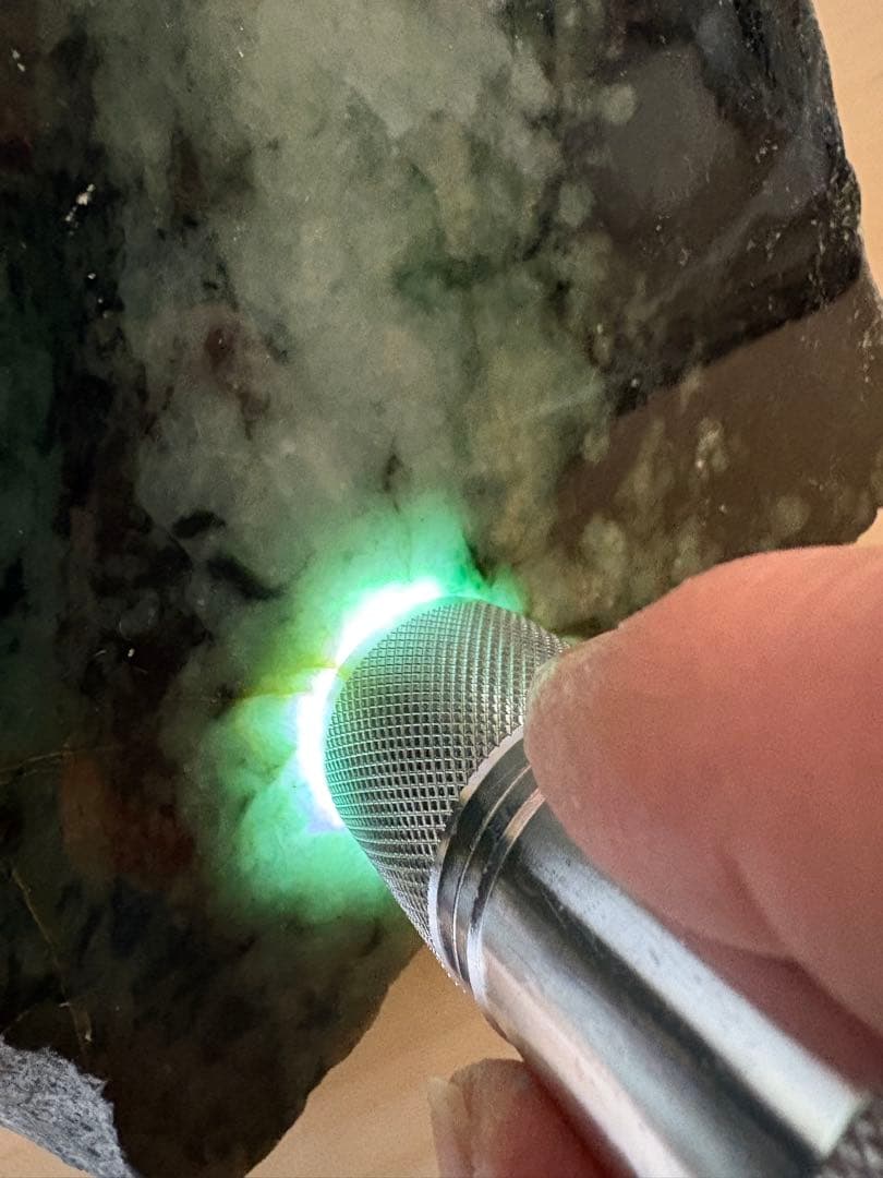 ミャンマー産天然本翡翠原石2748g 1面カット磨き済み 大迫力のお品