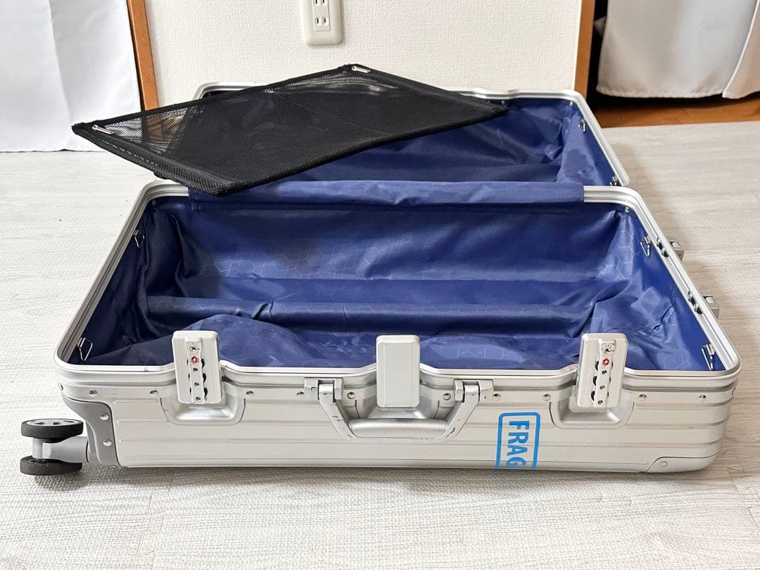 TSAロック付き　アルミニウム合金製　シルバー4輪キャリーケース。