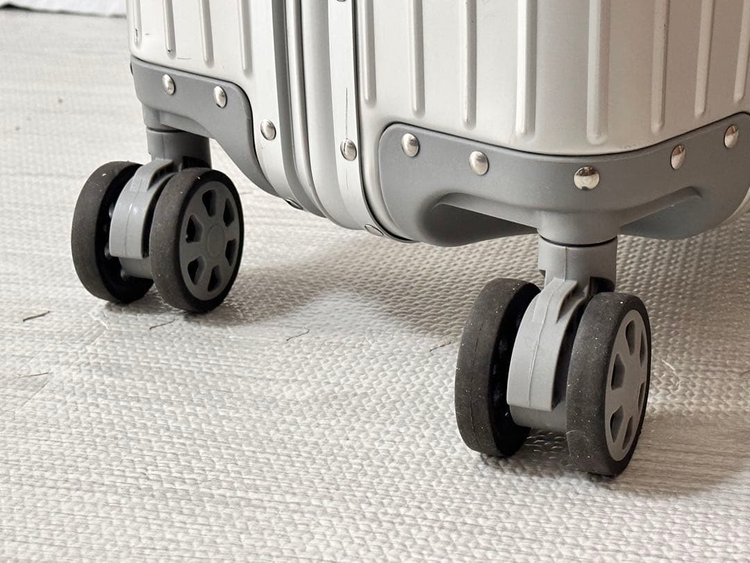 TSAロック付き　アルミニウム合金製　シルバー4輪キャリーケース。