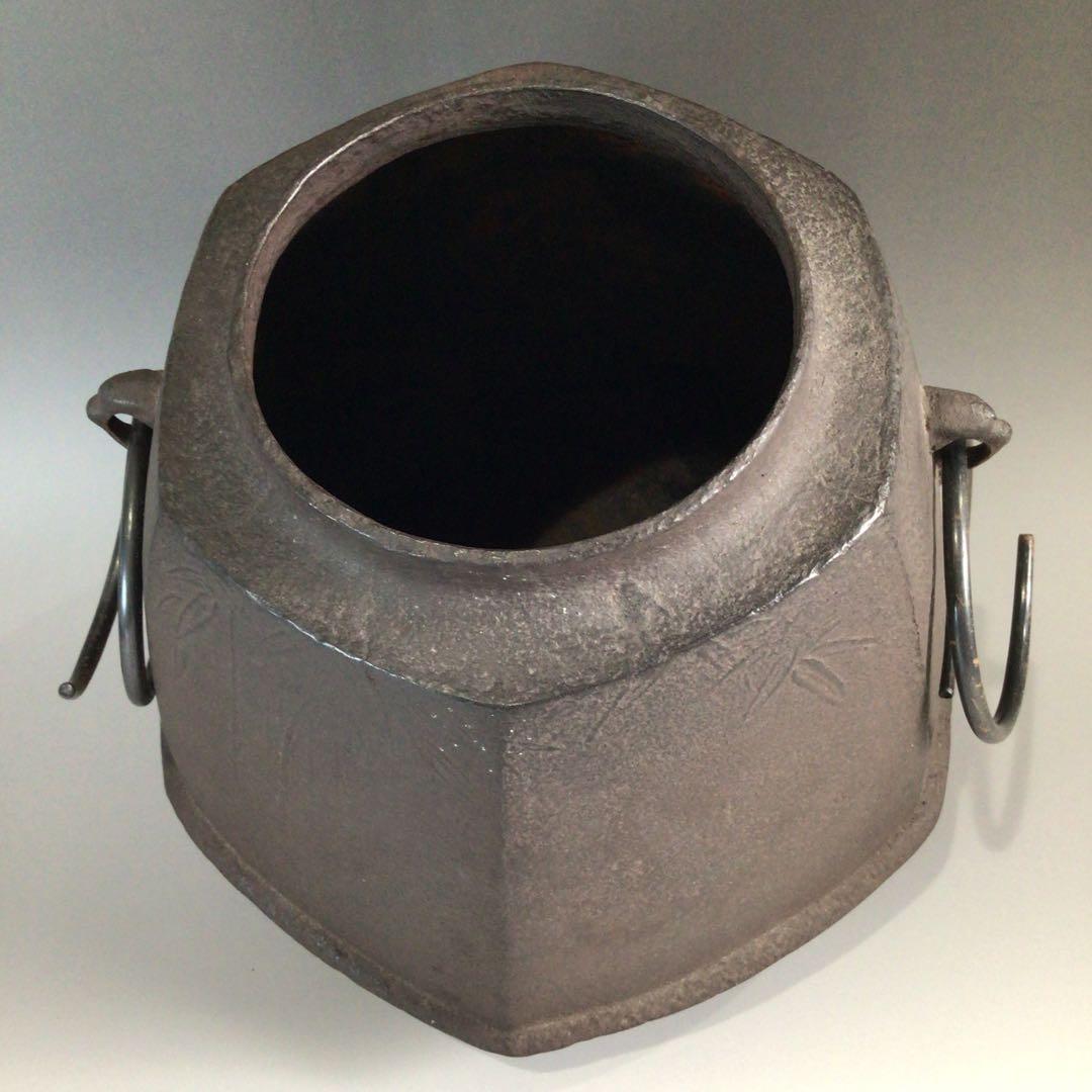 Ｐ４７６　茶釜　『釜師　畠春斎造』『竹紋』『六方翼形釜』　共箱　茶道具