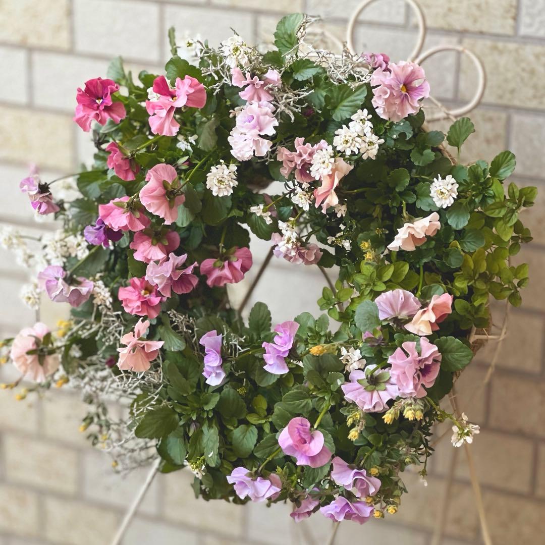 ＊ニュアンスカラーのビオラと小花の寄せ植えリース＊