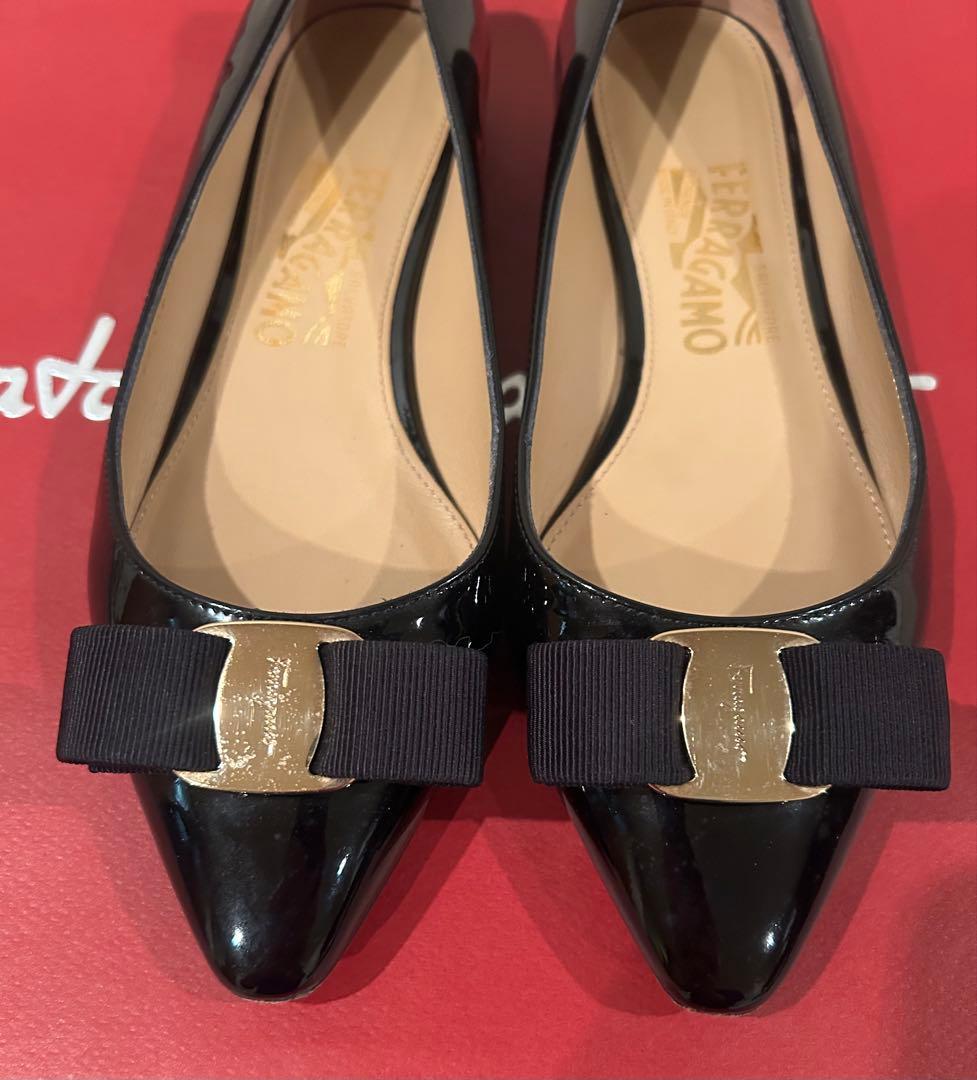 美品　FERRAGAMO VARA ヴァラ パンプス フェラガモ　卒業式　6D