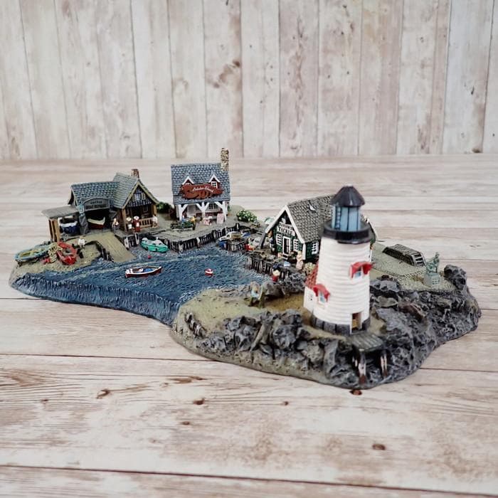ダンバリーミント Fisherman's Cove ミニチュア灯台と漁村のセット
