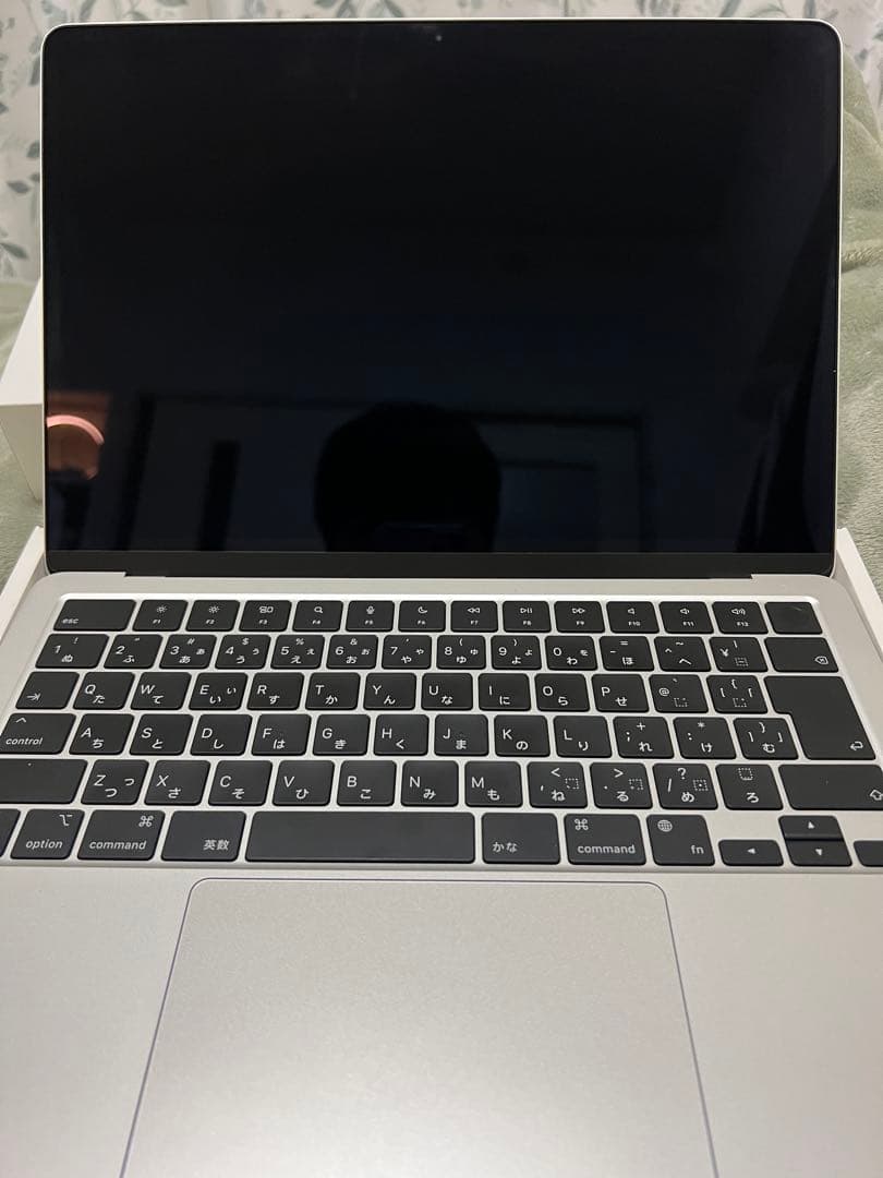 Macbook air M2 8gb ssd 256gb ( 充放電回数20)