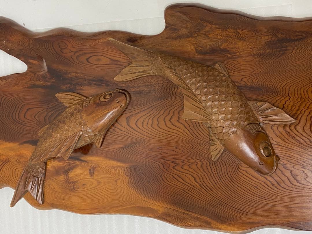 3-3292 屋久杉で作られた鯉の木彫りの工芸品・壁掛