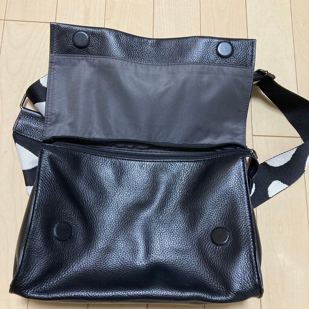 ⭐︎なみ様⭐︎イアパピヨネ　ワイドテープ黒 レザーボディバッグ