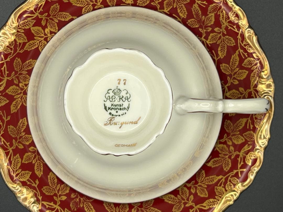 赤と金のティーカップ・ソーサーセット