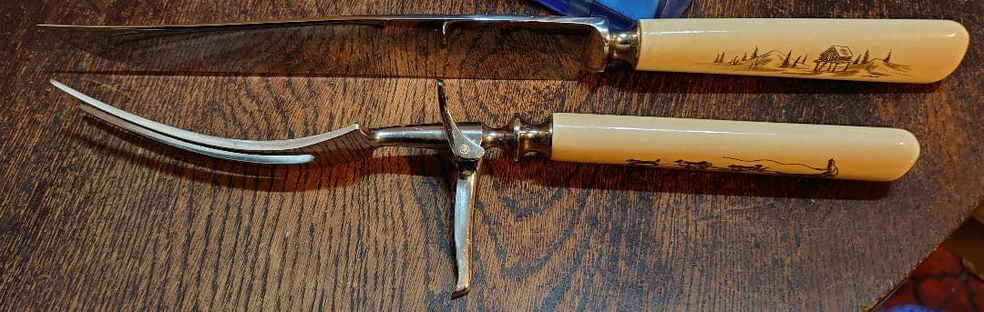 【アンティーク セイウチ製 】彫刻入ハンドル付ナイフとフォークの2点セット