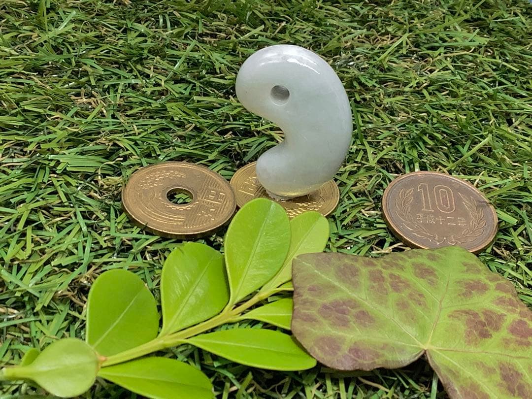 高品質灰青混じり色ヒスイ　糸魚川翡翠ジェダイト　艶照り良好‼️ 外部鑑定鑑別書付