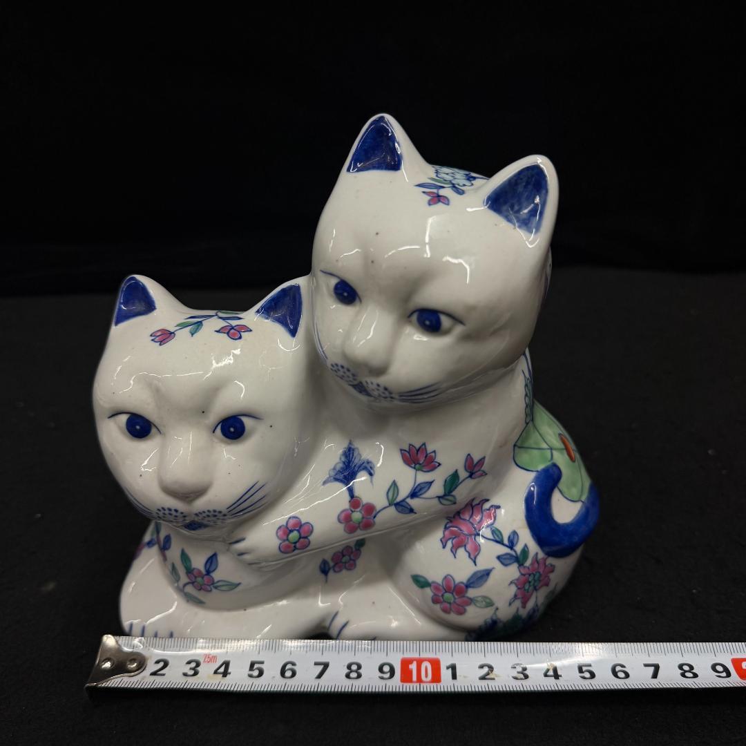 伊万里焼　花柄招き猫猫の置物 縁起物 商売繁盛 開運招福