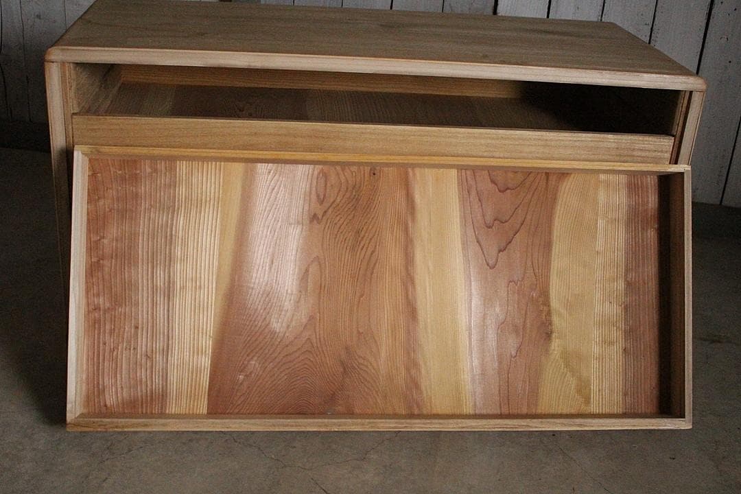 古い木製の引き出し3段　チェスト　タンス