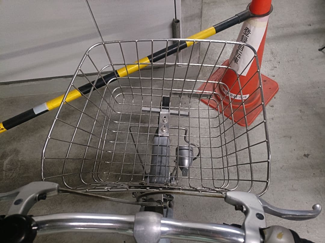 渋谷区）ブリヂストン自転車26インチ5段変速シティサイクル水色ステンレス前カゴ付