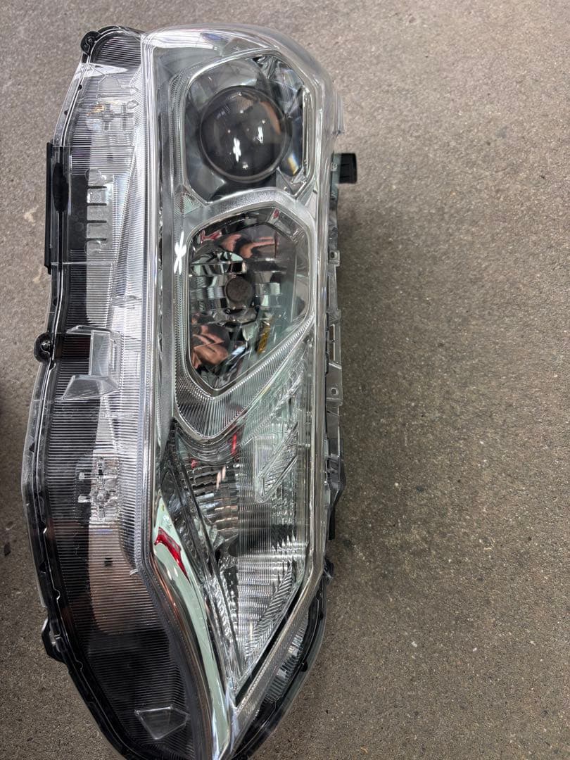 ⭐️(ばら売り可能)NZE161アクシオヘッドライト左右