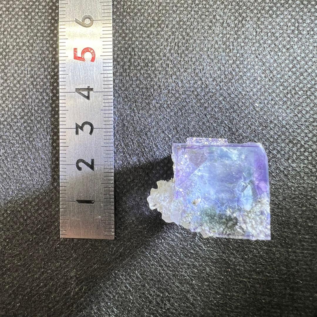 ヤオガンシャン産　パープル、ブルーゾーニングクォーツ共生クリアフローライト