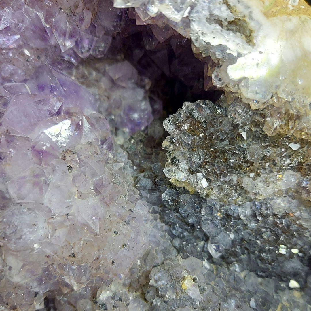 大きい！ 中に結晶モコモコ♪ 約2キロ ジオードドーム 原石 1面磨き 302