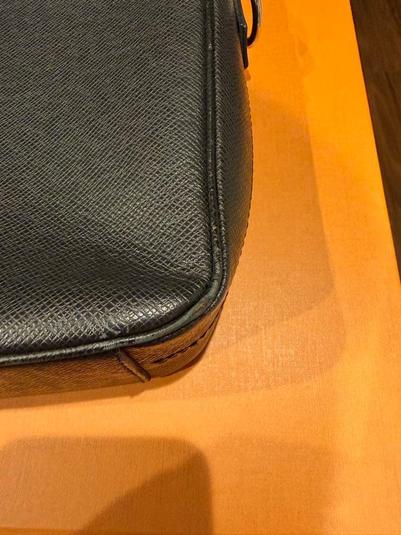 mobルイヴィトン タイガ　ポルト ドキュマン・ヴォワヤージュ　ブラック