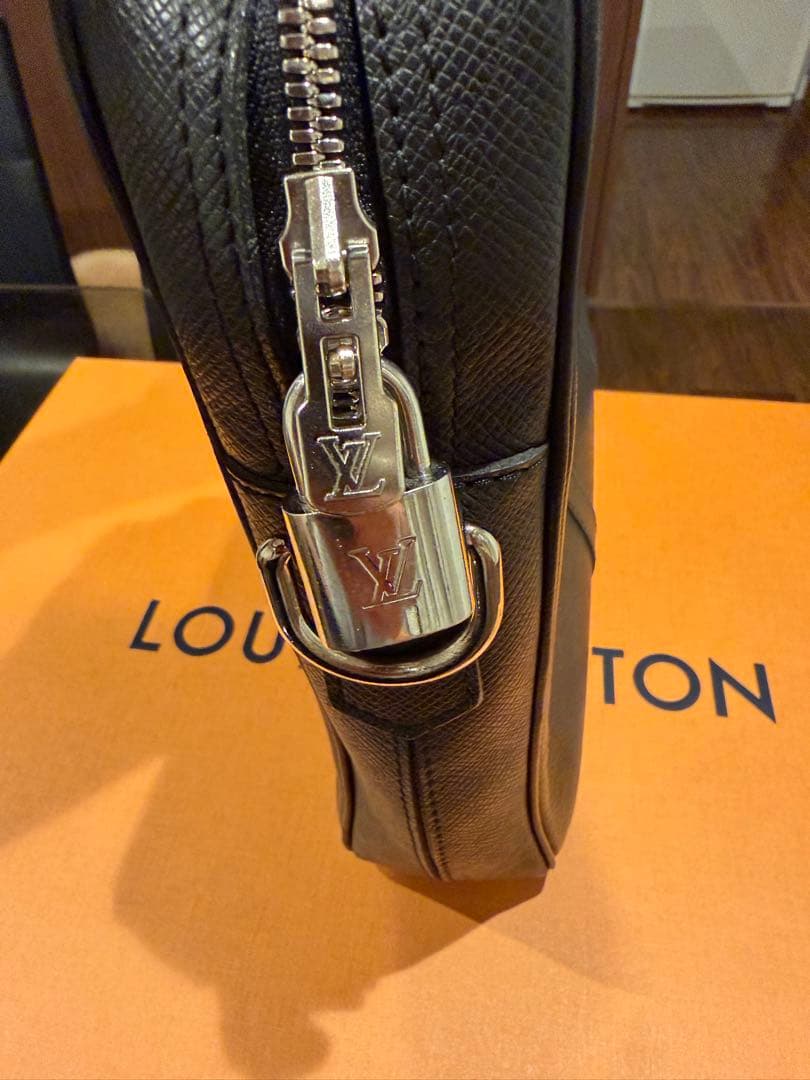 mobルイヴィトン タイガ　ポルト ドキュマン・ヴォワヤージュ　ブラック