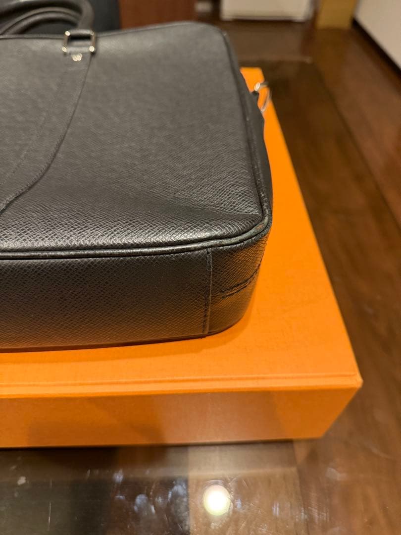 mobルイヴィトン タイガ　ポルト ドキュマン・ヴォワヤージュ　ブラック