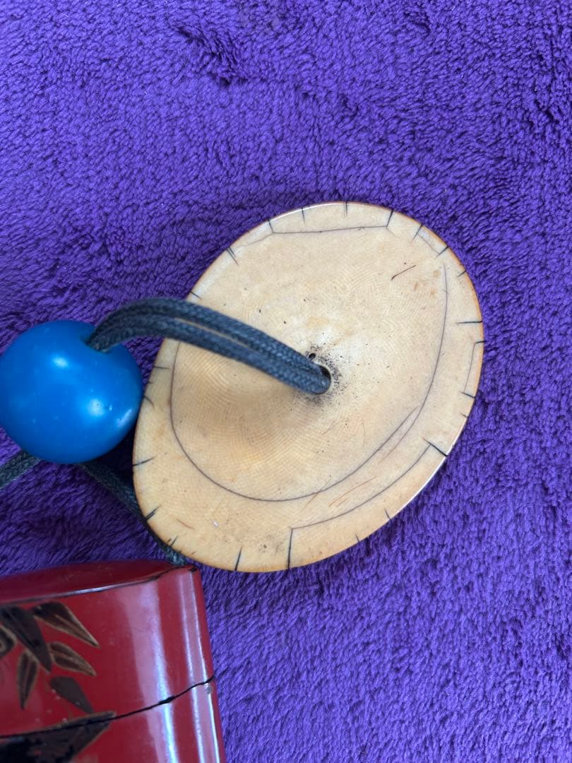 赤い漆器印籠 根付 薬入れ 小物入れ 時代物