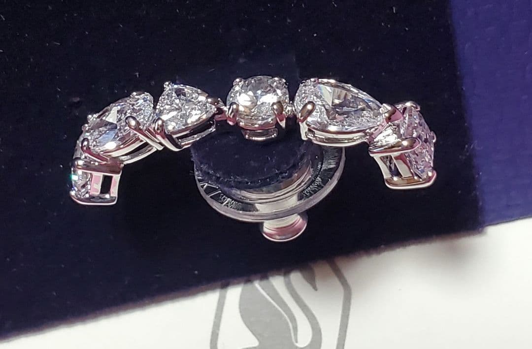 新品♥️スワロフスキー　イヤーカフ　ピアス片耳　最終価格です