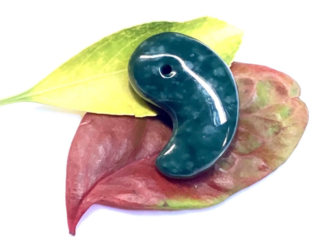 ✳premiumシリーズ　珍‼️希少吉兆雪輪文様 糸魚川青翡翠入りコン沢　鑑別書付