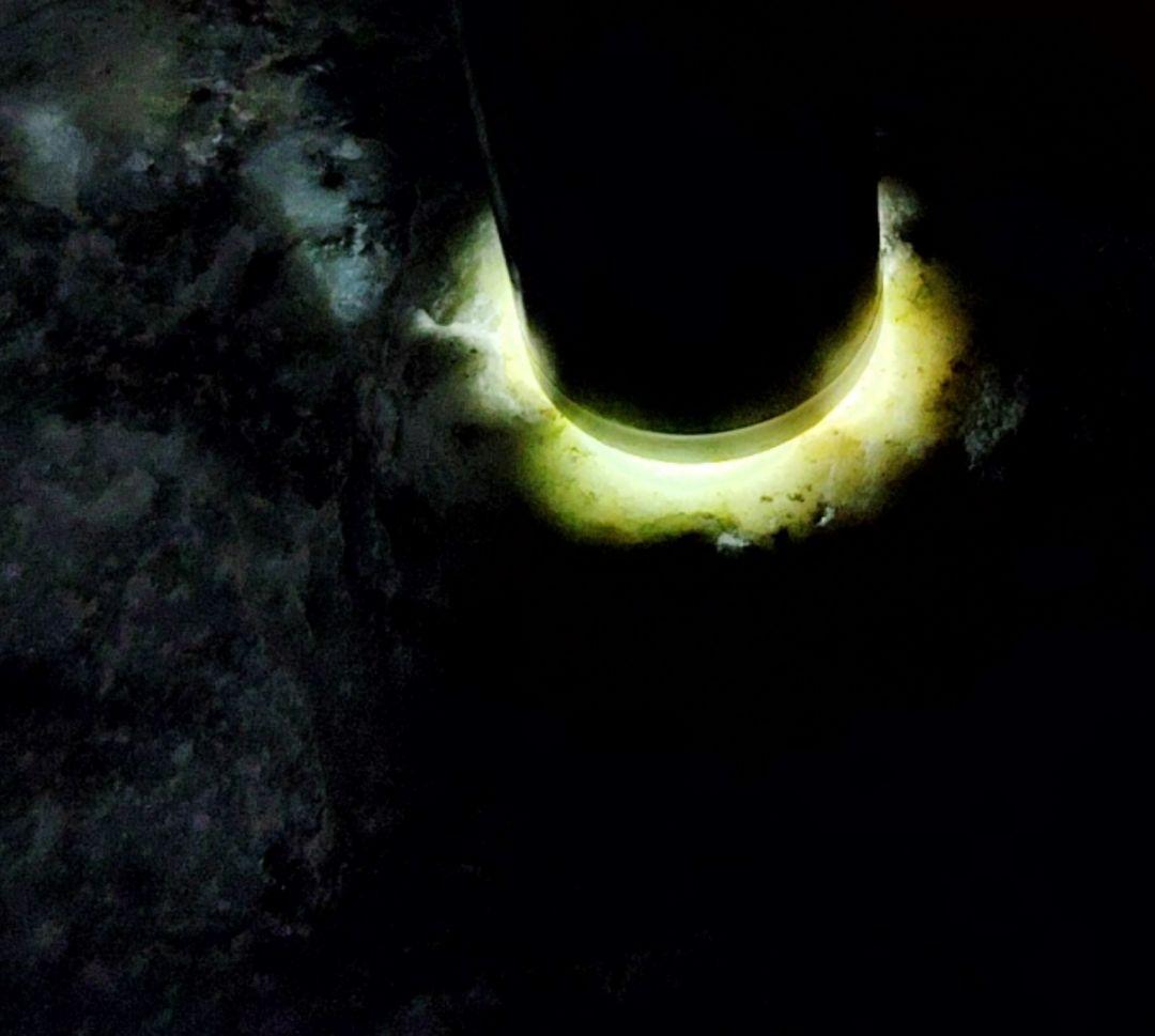 ★翡翠原石★青海川・硬玉【川ズレ・カット677ｇ】