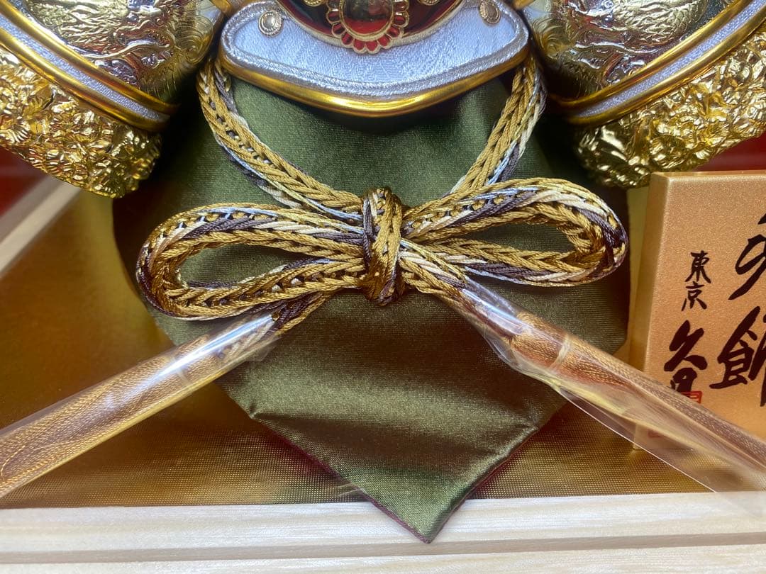 東京久月　五月人形　家紋付き兜飾り　白木六角形クリルケース入・コンパクトサイズ