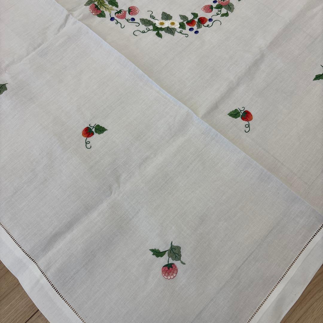 ベトナム手刺繍　テーブルクロス　いちご柄