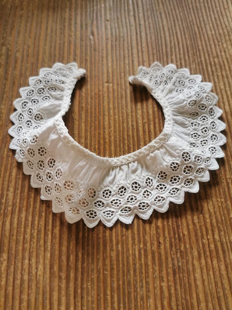 アンティークフランス 透かしと盛上げ手刺繍のガロンレース スカラップトリム付け襟