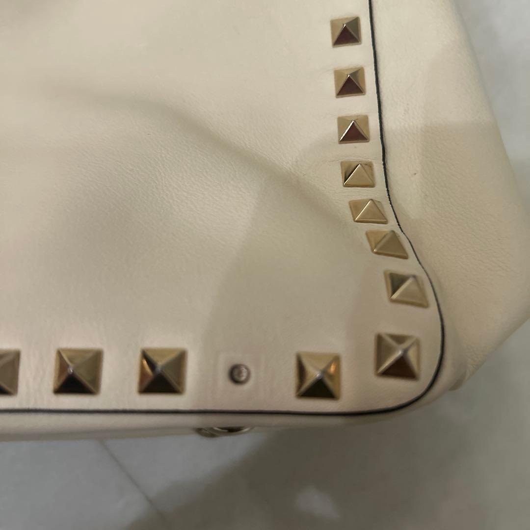 Valentino Garavaniロックスタッズ・オフホワイトバッグ