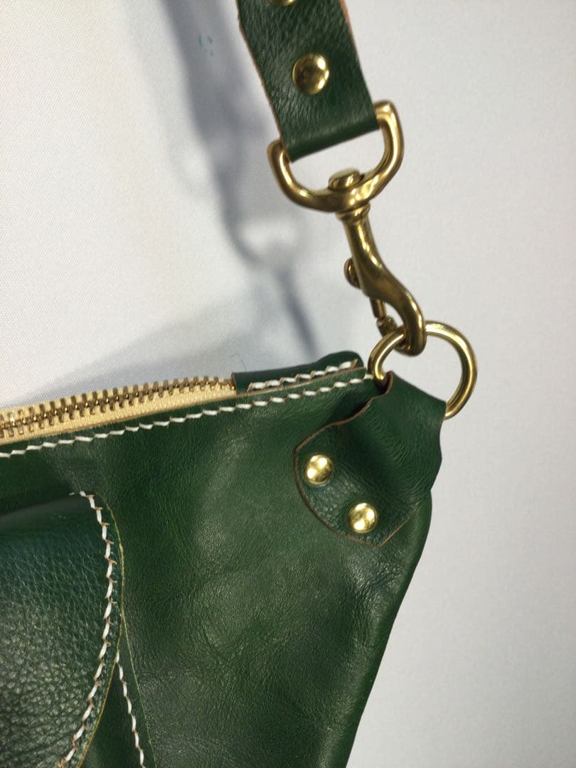 モス　グリーン　ハンドメイド感有り　ボディーバックショルダー付き