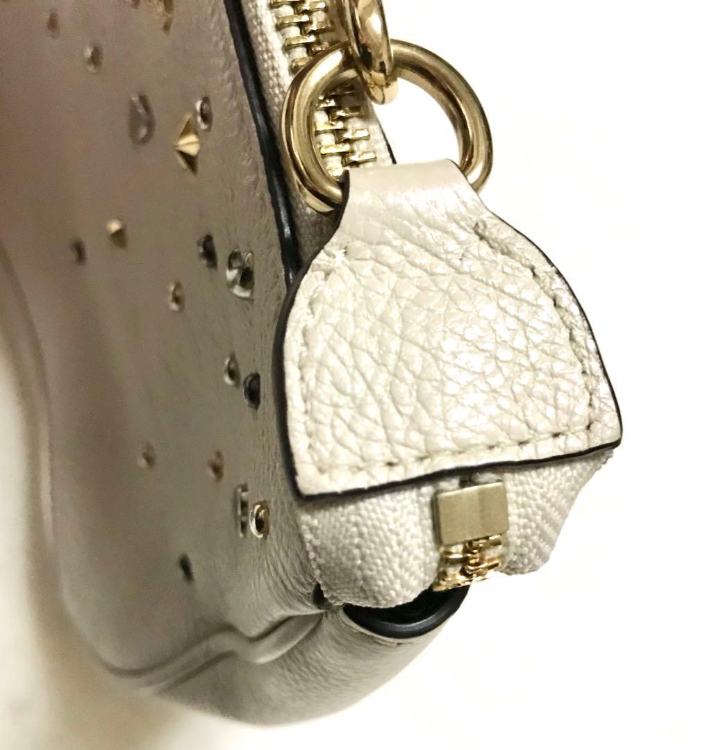 超美品コーチラージリストレットスターダストスタッズショルダーバッグオフホワイト白