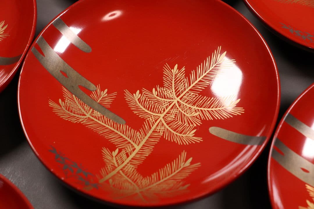 時代木製漆器 松に霞図 朱塗引き盃 二十九客 金蒔絵 小皿 木皿 MA350