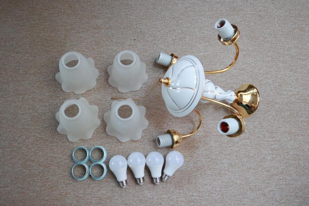 シャンデリア ゴールドと白いシェード