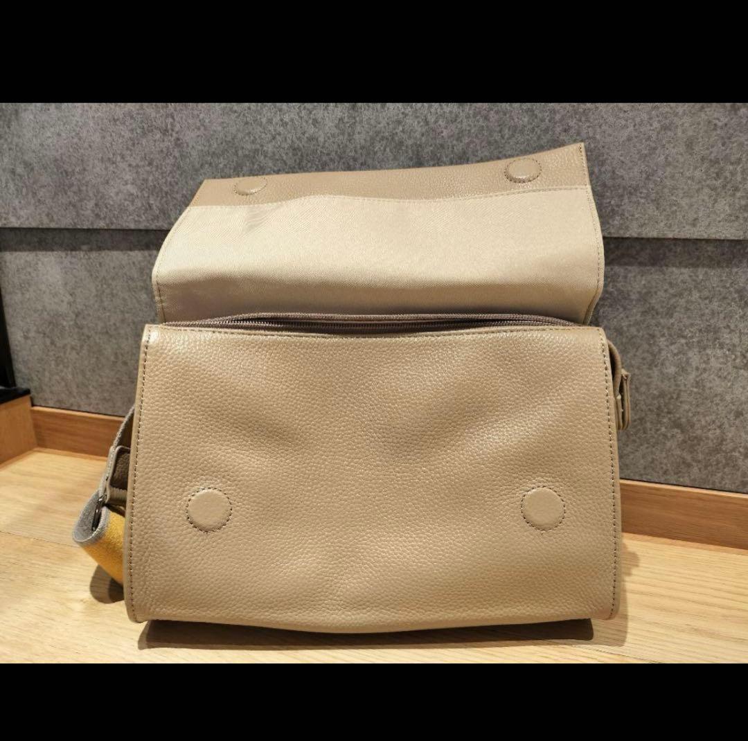 イアパピヨネ　【未使用】レザー ボディバッグ