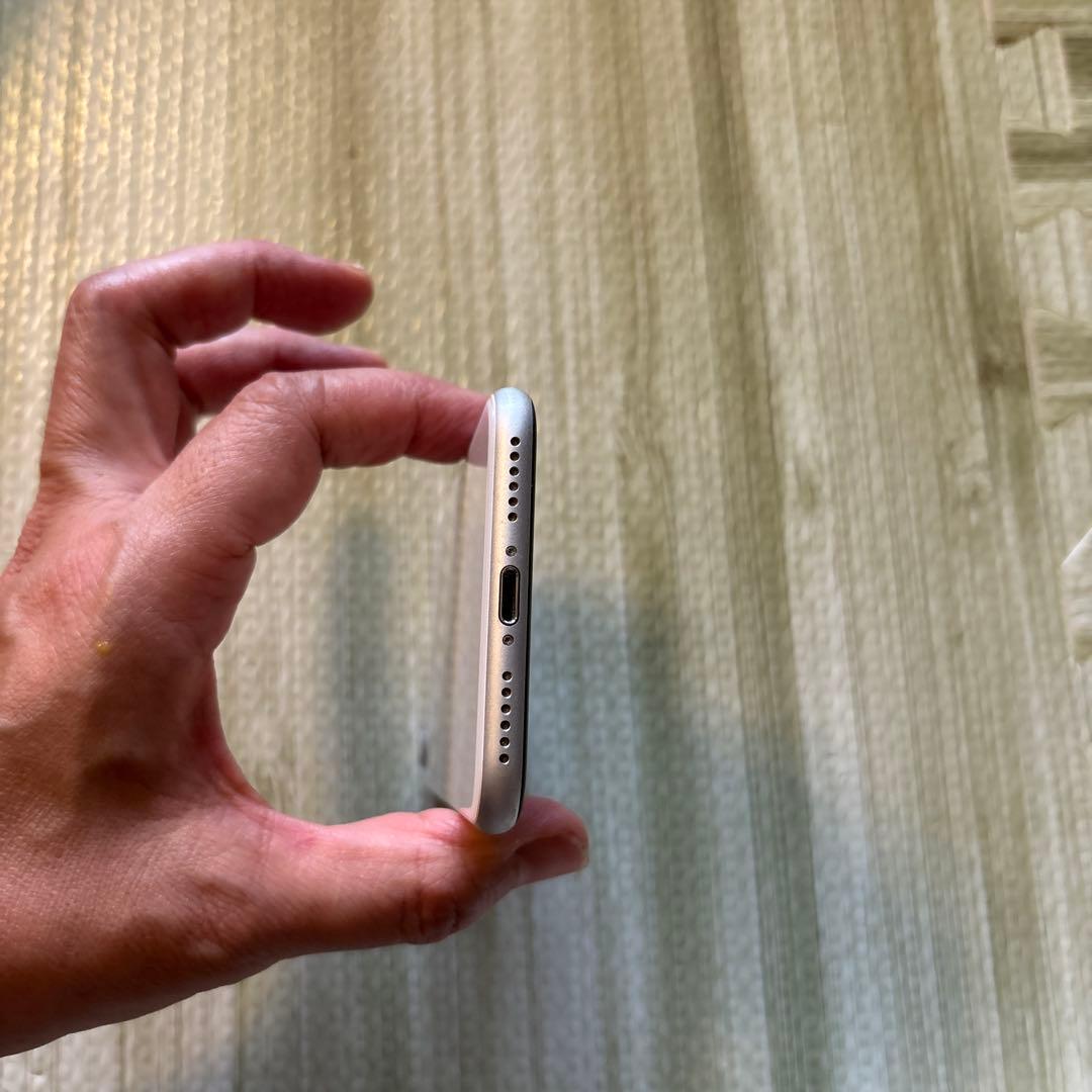 Apple iPhone SE 第2世代　本体　ホワイト　128GB