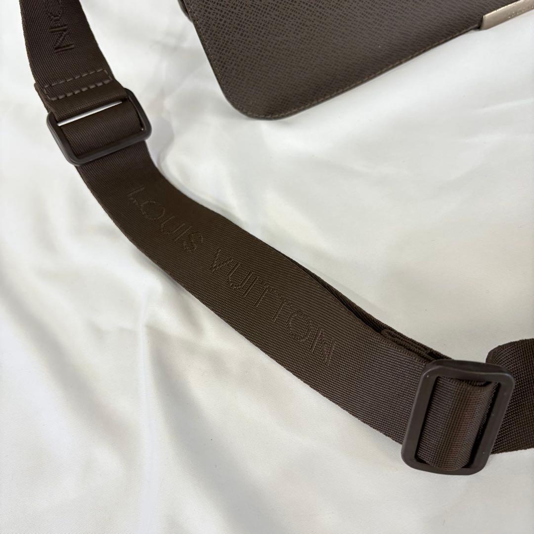 ルイヴィトン　ヴィクトール　タイガ　メッセンジャーバッグ　M30142