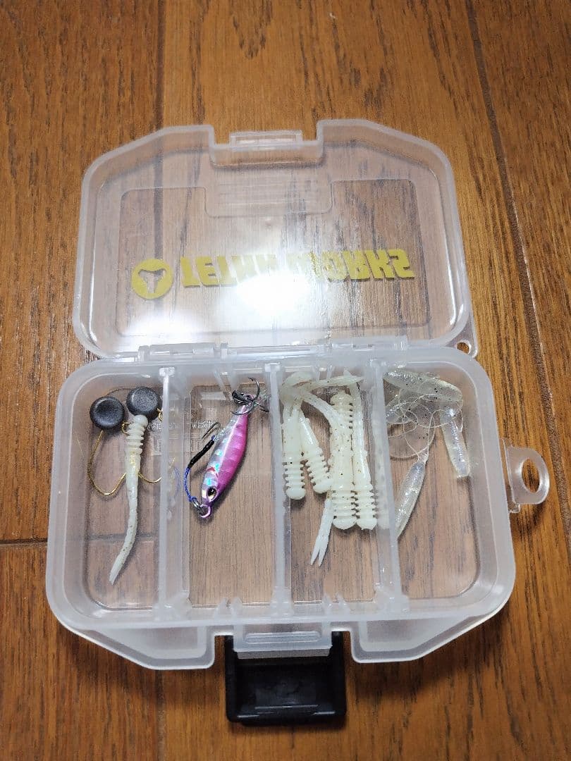 DAIWAケース【ワーム、メバルルアー 他入り】＋エギケース【エギ8本入り】