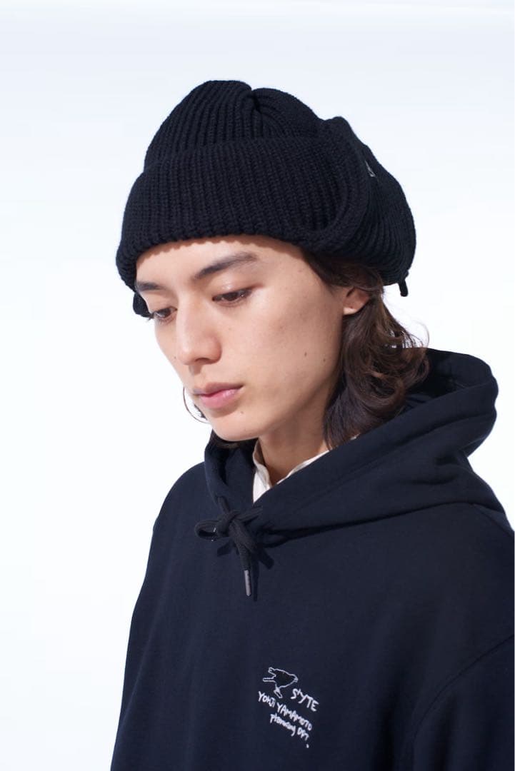 SYTEとNEW ERAのコラボによるイヤーフラップ付きニットキャップ