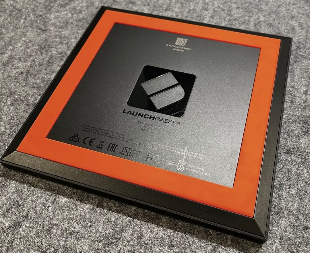 NOVATION Launchpad Mini MK3 MIDIコントローラー